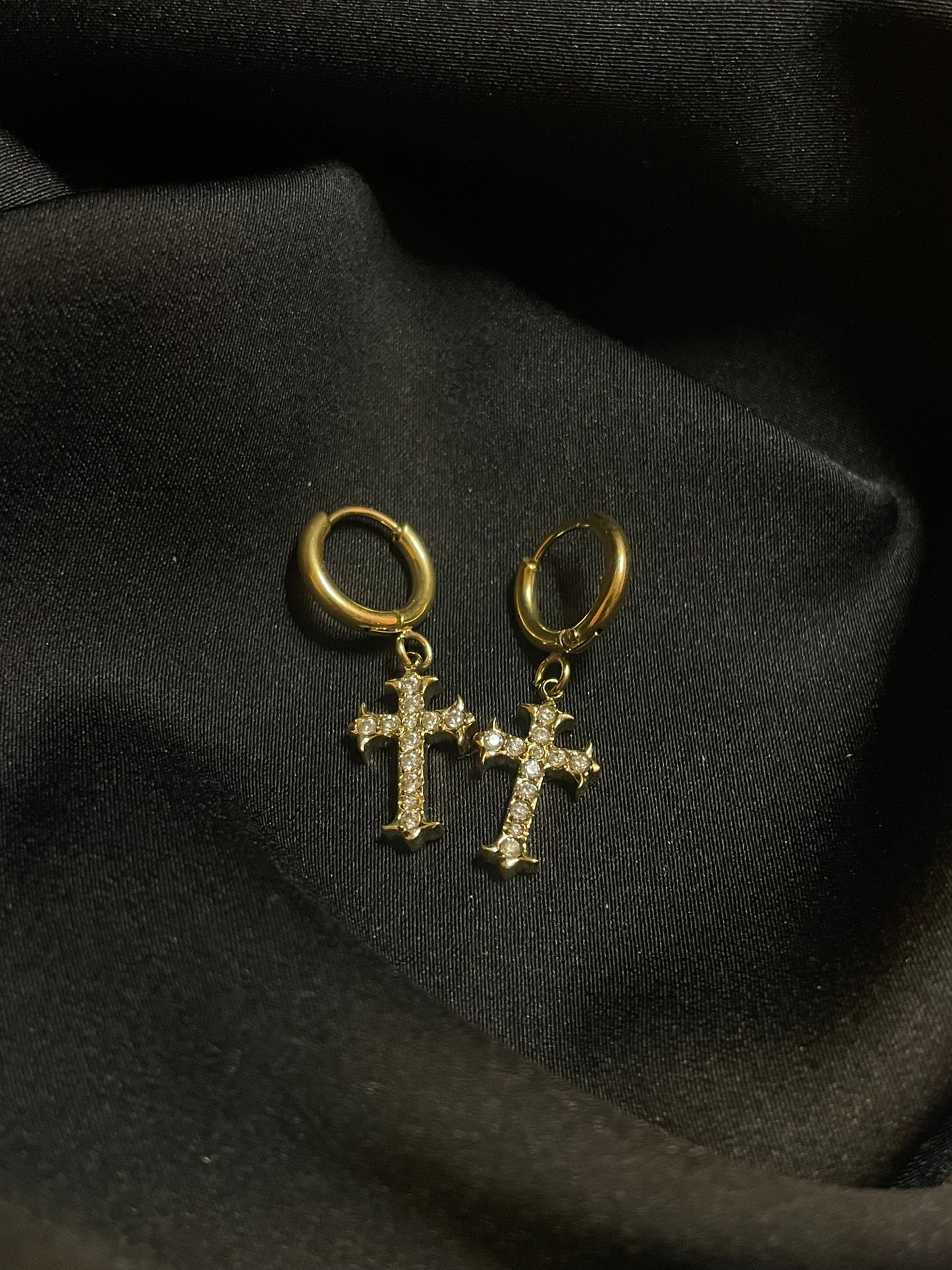 Crossing mit Steinen - 14K Goldplattierung