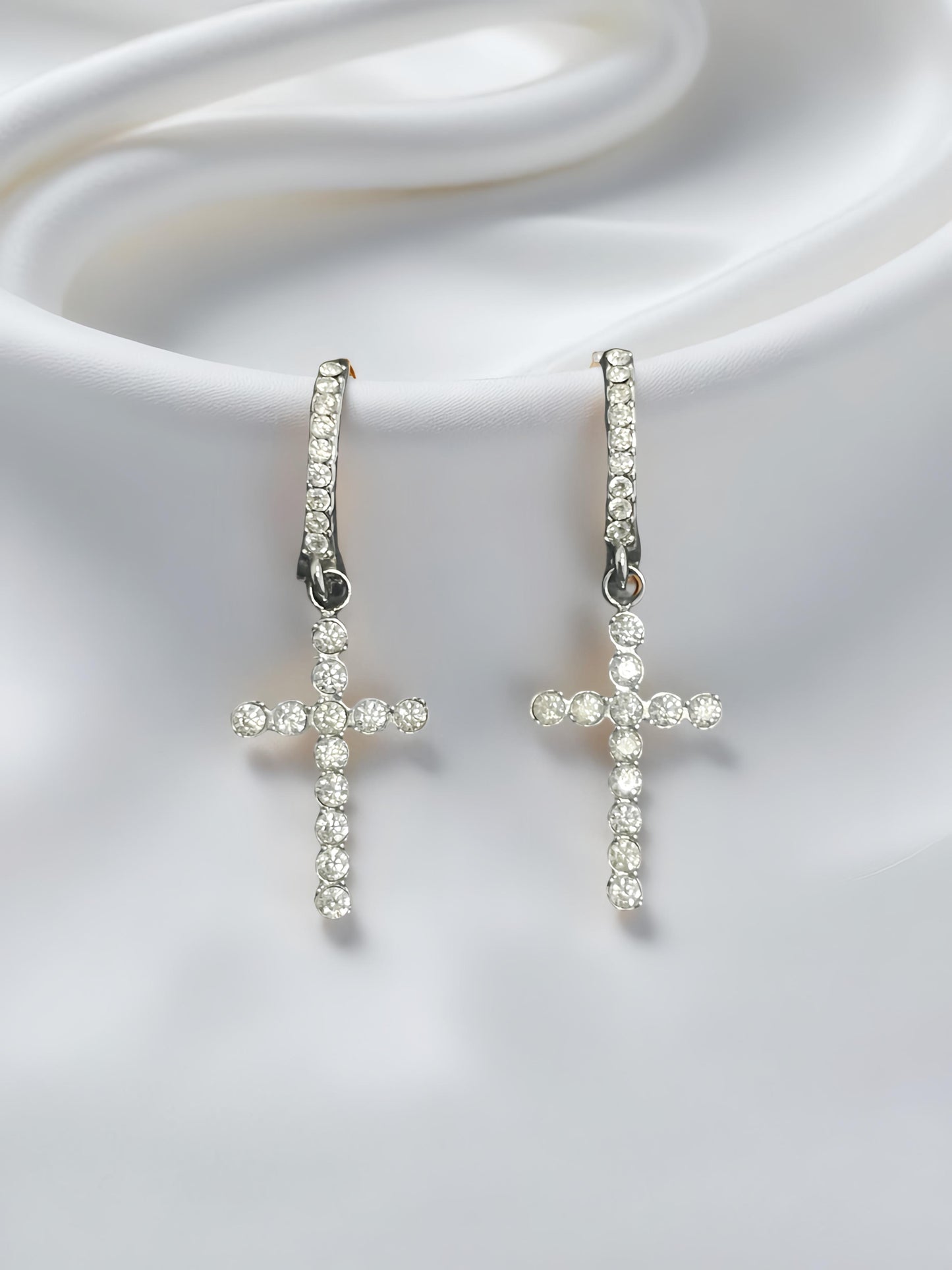 Cross Loops mit Steinen Ohrringe - Silber