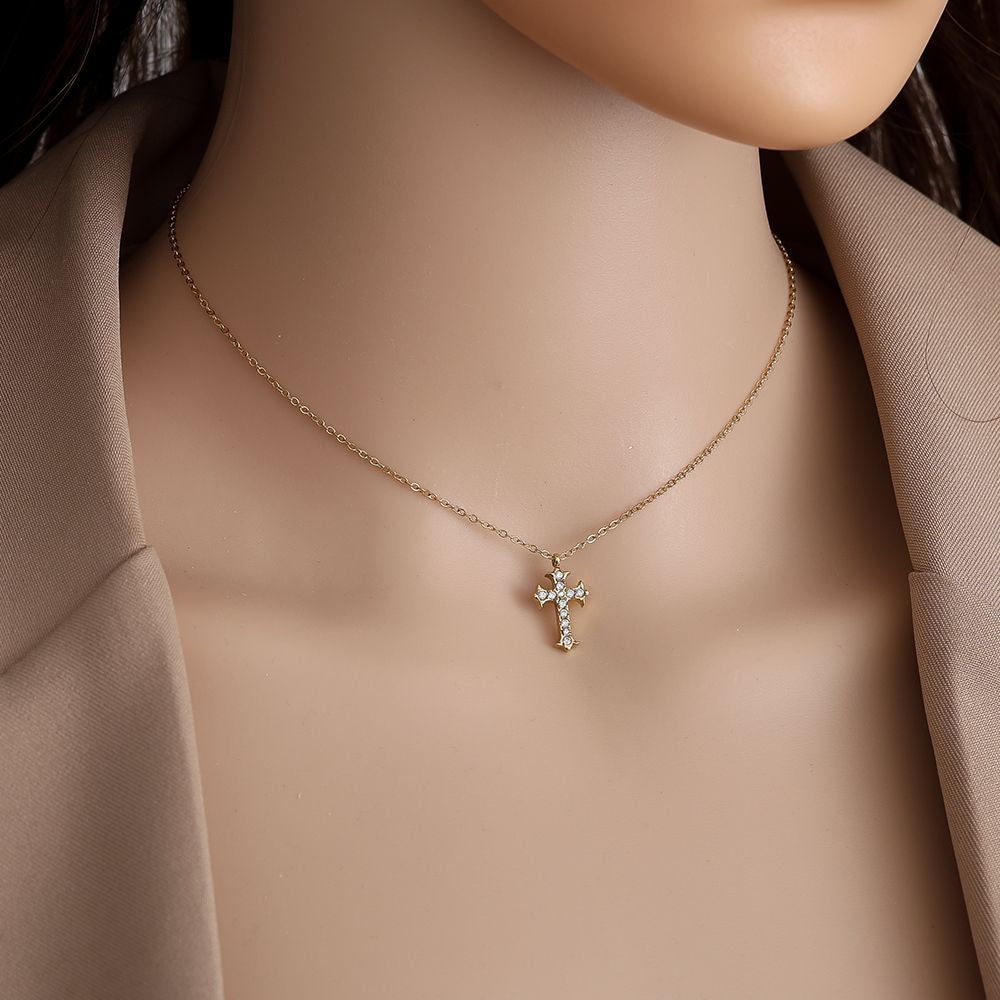 Glänzende Kreuz Kette mit funkelndem Kreuzanhänger 14K Vergoldet