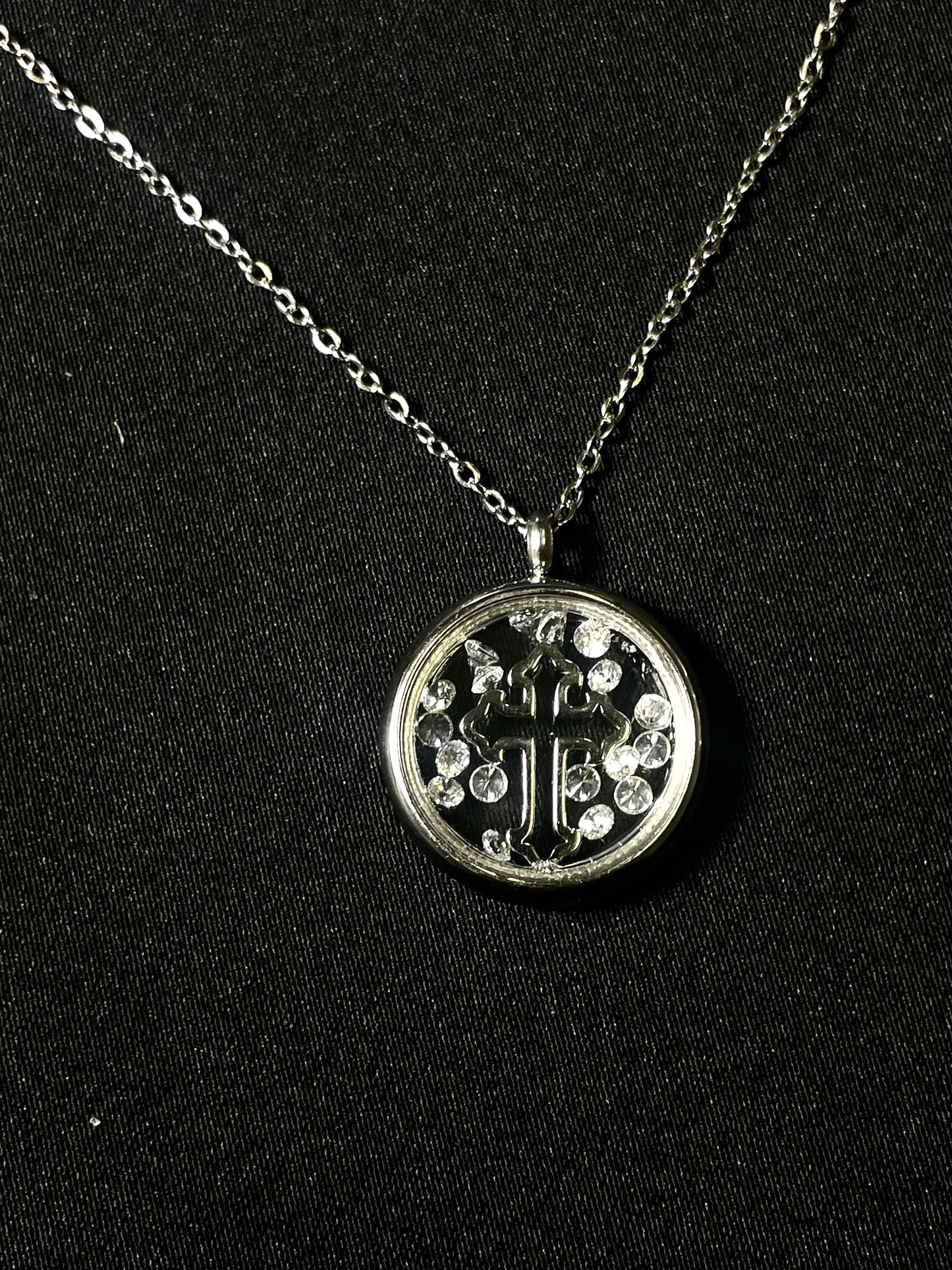 Silberkette mit rundem Kreuz-Anhänger und Strasssteinen - SILBER LIMITED