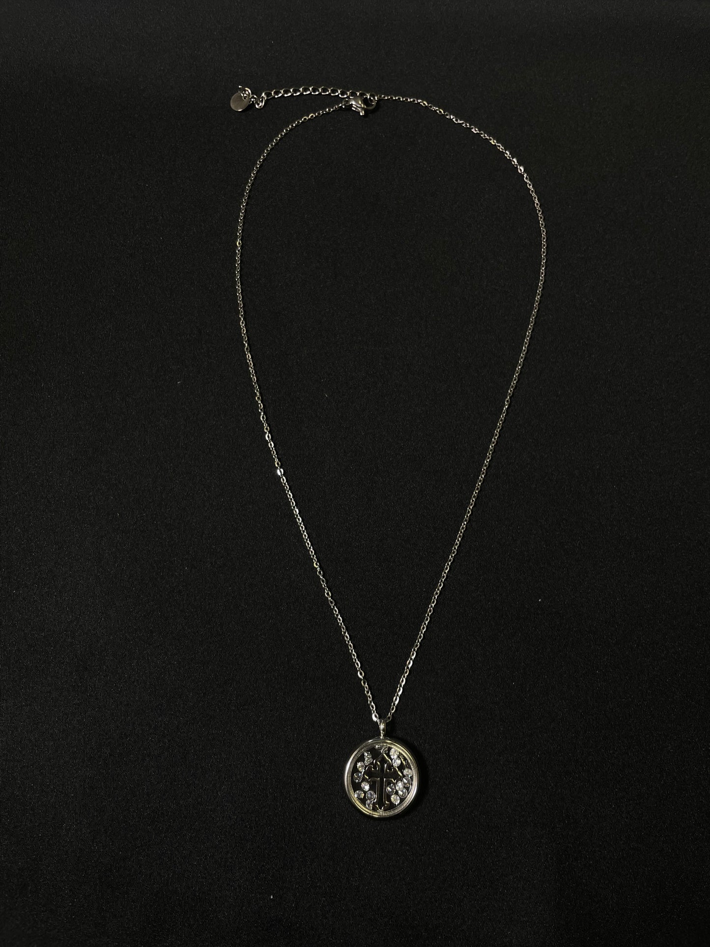 Silberkette mit rundem Kreuz-Anhänger und Strasssteinen - SILBER LIMITED